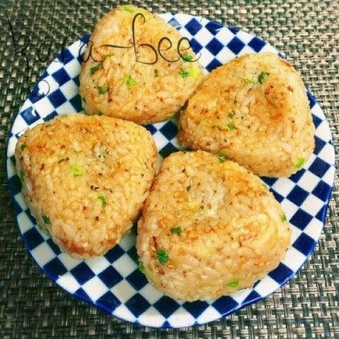 お弁当にも 激ウマ ネギおかかチーズバター醤油焼きおにぎり 暮らしニスタ