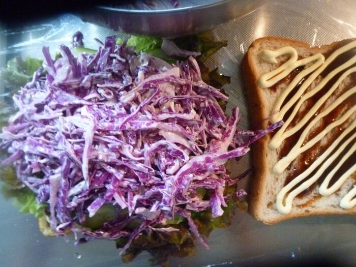 サンドイッチを組み立てる。