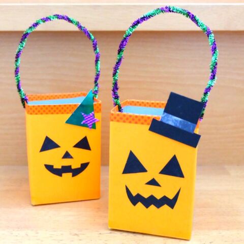 牛乳パックと折り紙で作るハロウィンバッグ お菓子を入れたり飾れるよ 暮らしニスタ 牛乳パックと折り紙で作るハロウィンバッグ お菓子を入れたり飾れるよ 暮らしニスタ
