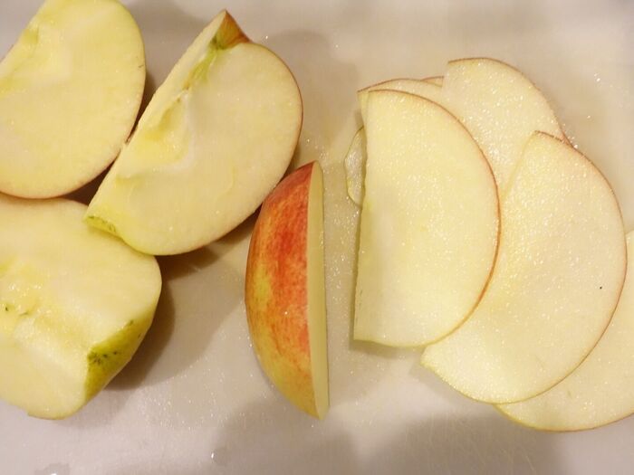 りんごを薄切りにする。
