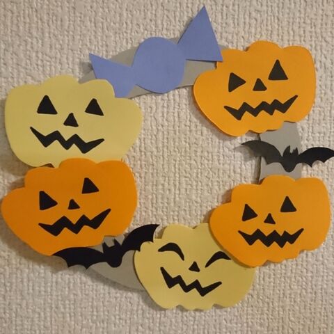 試してみた 100均 色画用紙で作る フォトフレームにもなるハロウィンリース 暮らしニスタ
