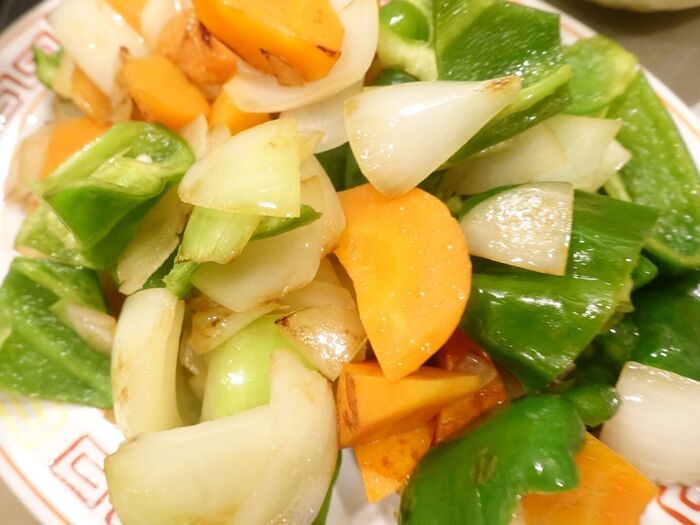 野菜を炒める。