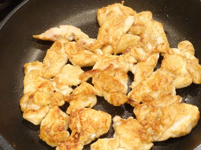 鶏胸肉を炒める。
