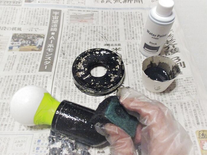 塗り方①黒絵の具かペンキを台所用スポンジでぽんぽんと塗っていく。