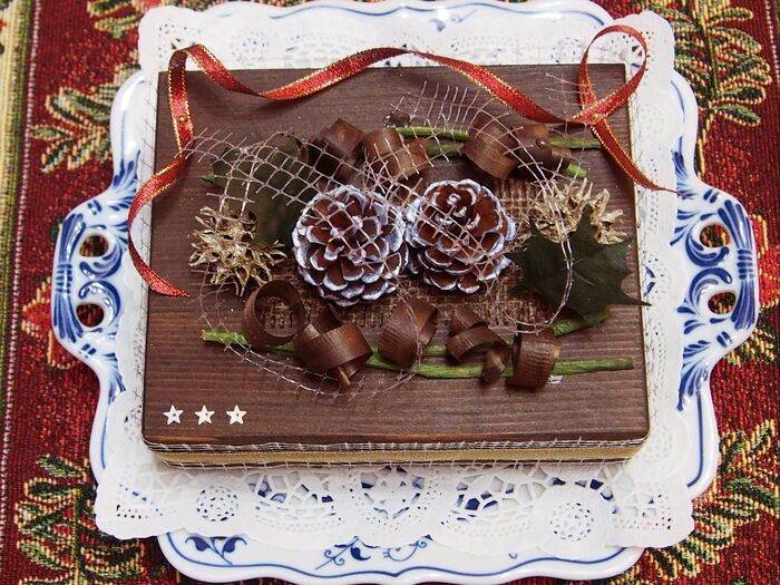 チョコレートケーキ風のインテリアを、、、、木の限界です。