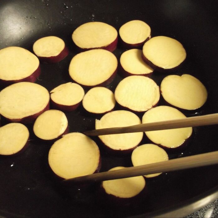 薩摩芋に油を絡め、「油の中にいるかも？」と錯覚させる！