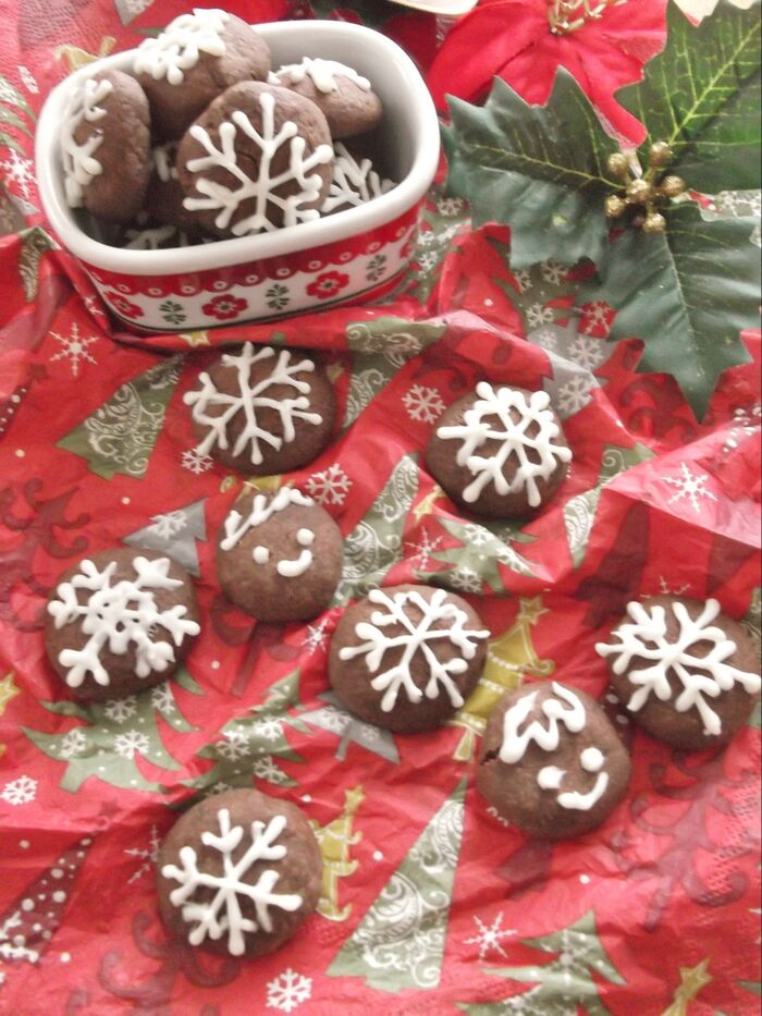 雪の結晶模様をつけて！クリスマスに♪米粉と米油のジンジャーチョコクッキー