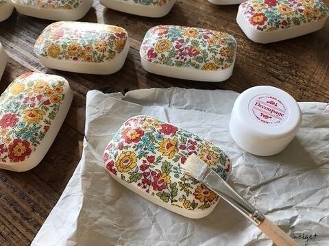 プレゼントにもお勧め 100均材料でリバティのデコパージュ石鹸の作り方 暮らしニスタ プレゼントにもお勧め 100均材料でリバティのデコパージュ石鹸の作り方 暮らしニスタ