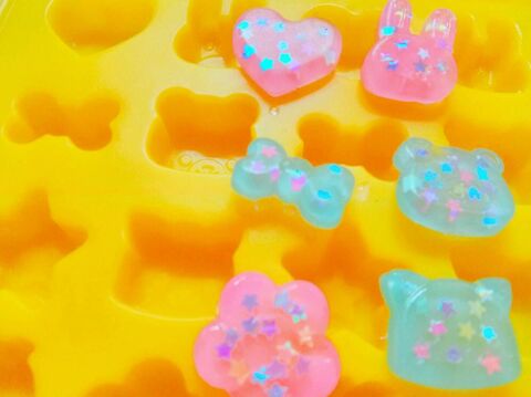 100均ハンドメイド グミのシリコンモールドとレジンでチャーム大量生産 暮らしニスタ