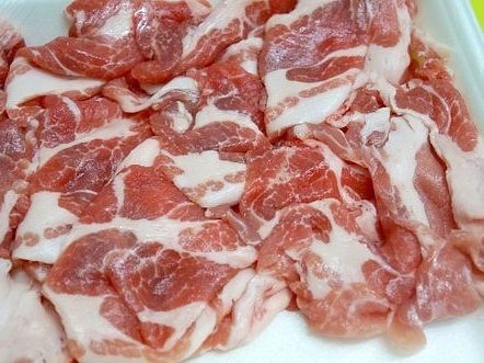 １．豚薄切肉りを用意。