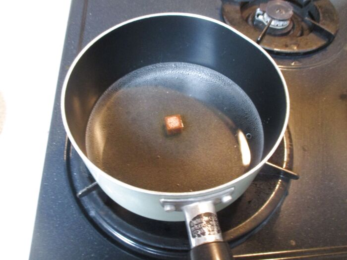 作り方①なべに水とコンソメを沸騰させる。