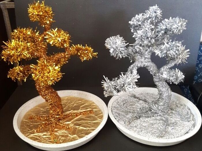 パーティモールとカラーモールを使って金と銀に輝くミニ盆栽を作りました。