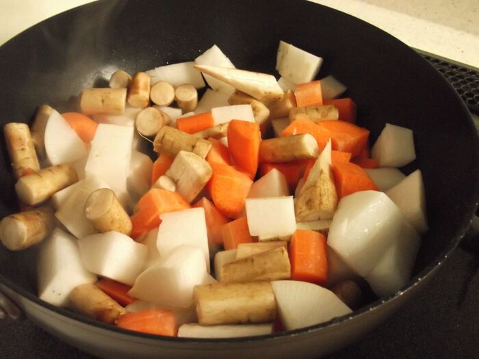 同じフライパンで残りの根菜も炒める。