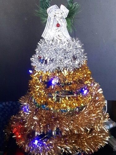 カラーキラキラモールとパーティーモールを使ってちょっと変わったクリスマスツリーを作りました 暮らしニスタ