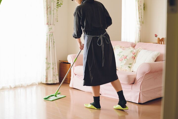 素足で、きれいを感じるフローリングに♪読者限定プレゼント付き【きほん掃除】