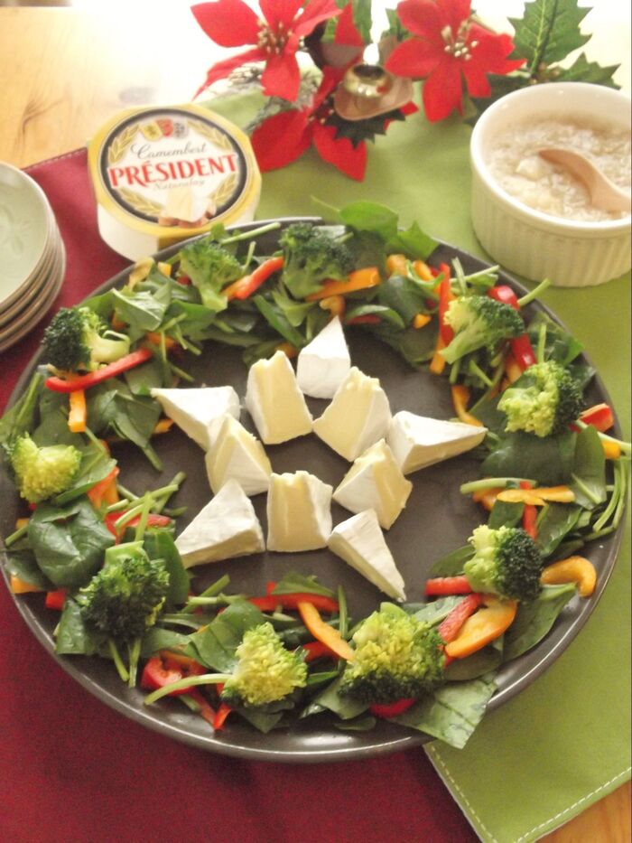 型不要！クリスマスに♪切って並べるだけ～星型カマンベールチーズのリースサラダ