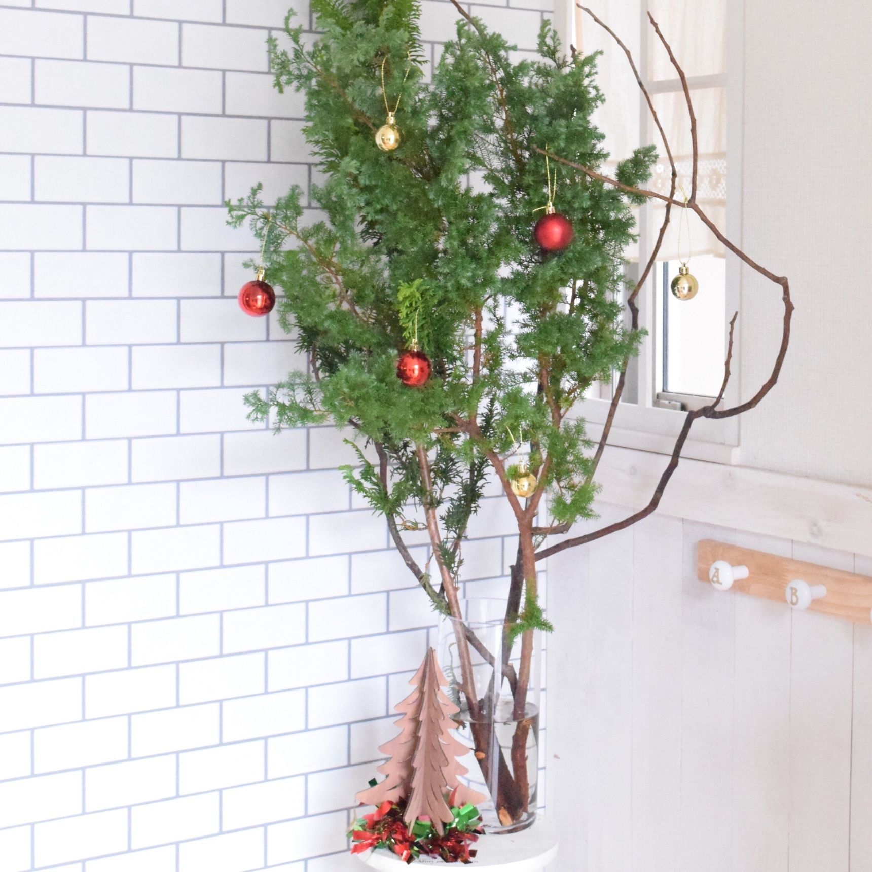 枝ものを使って簡単クリスマスツリー 暮らしニスタ