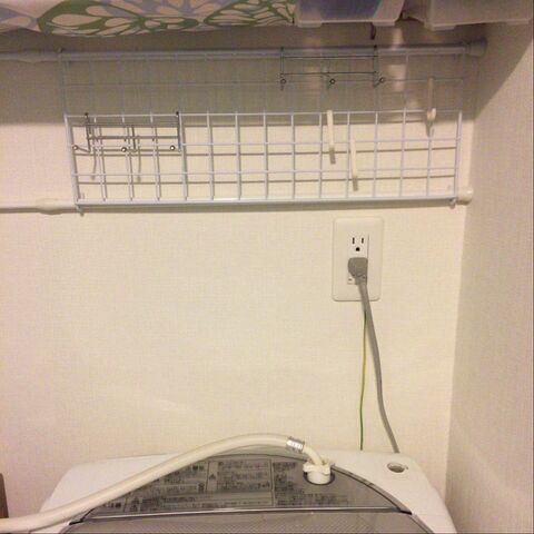 突っ張り棒とワイヤーネットで お洗濯グッズを洗濯機上にまとめました 暮らしニスタ
