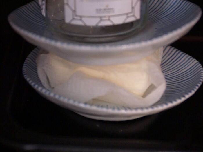 木綿豆腐を水切りする。