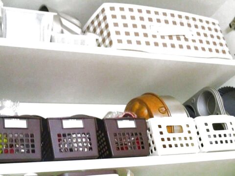 セリアのかご白 茶の2色使い 台所コンロ上棚を有効利用 お菓子の型の収納の仕方他 暮らしニスタ
