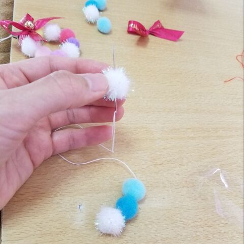 100均ポンポンでミニミニリースチャーム 暮らしニスタ 100均ポンポンでミニミニリースチャーム 暮らしニスタ