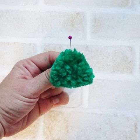 作り方 ブローチやヘアクリップに ポンポンで作る小さなクリスマスツリー 暮らしニスタ 作り方 ブローチやヘアクリップに ポンポンで作る小さなクリスマスツリー 暮らしニスタ