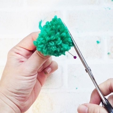 作り方 ブローチやヘアクリップに ポンポンで作る小さなクリスマスツリー 暮らしニスタ