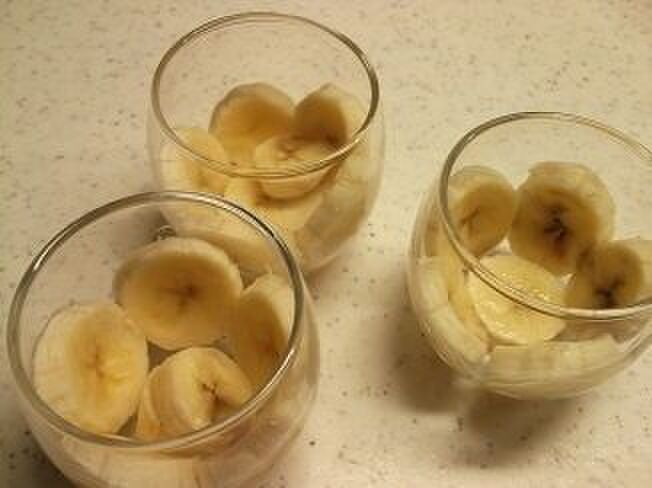 耐熱グラスにバナナを貼り付ける。