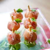 火を使わずに！簡単♡可愛い♡フィンガーフード！「クリームチーズの生ハム包み」