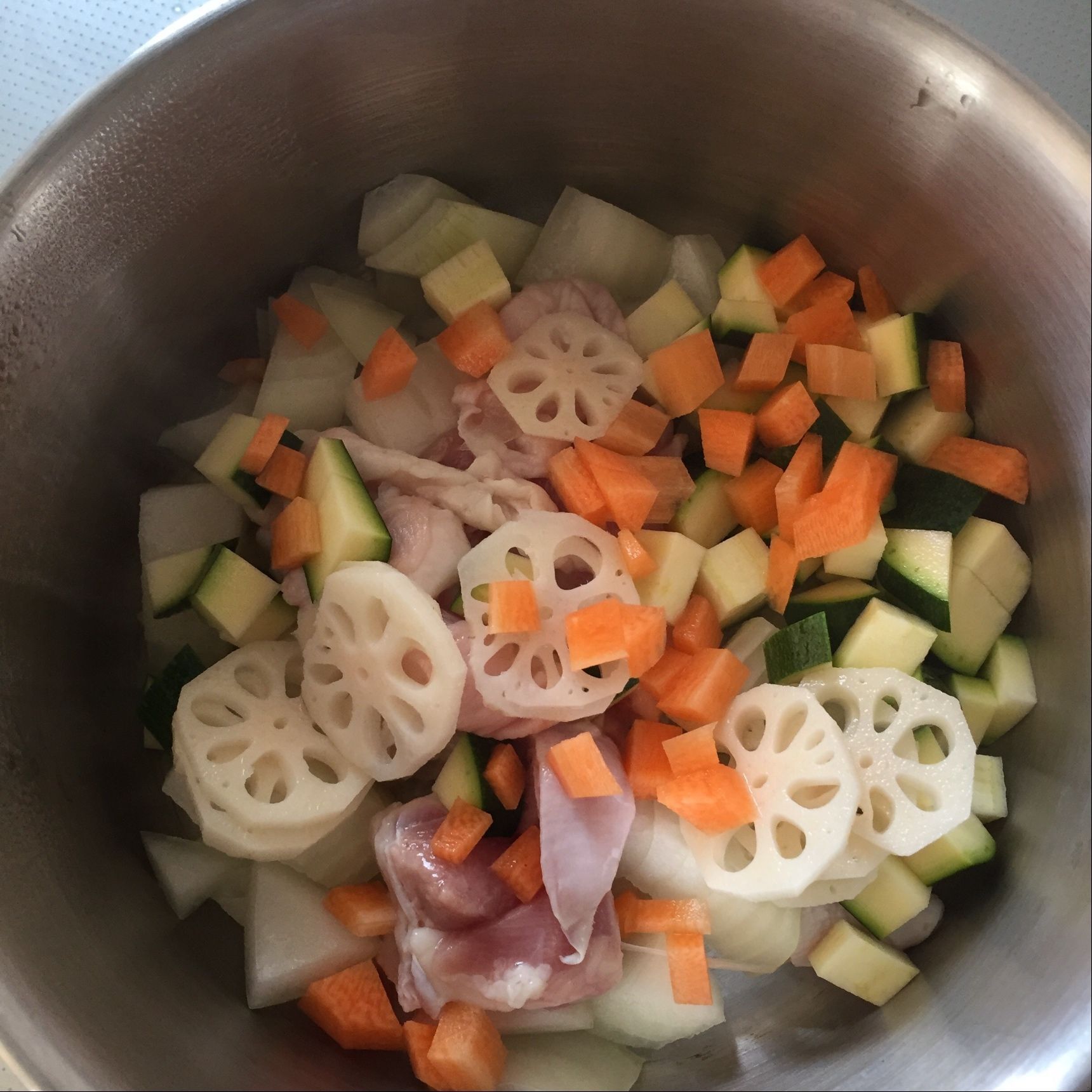 鶏肉、野菜を炒める