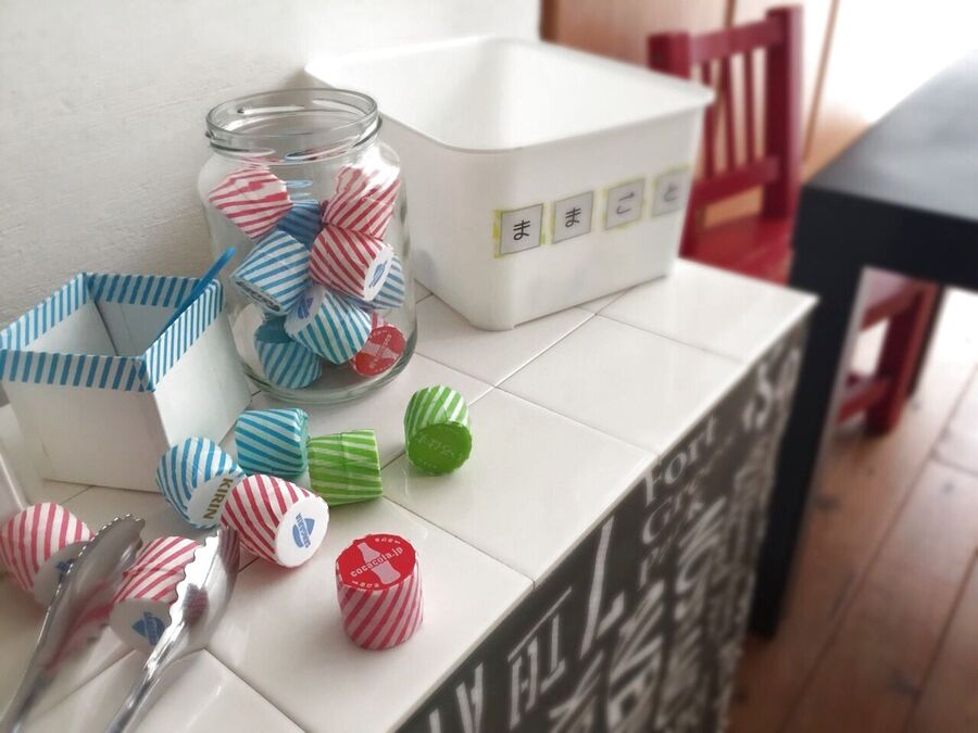 おうちで遊ぶ ペットボトルのキャップがセリアのマステでおもちゃに変身 暮らしニスタ おうちで遊ぶ ペットボトルのキャップがセリアのマステでおもちゃに変身 暮らしニスタ