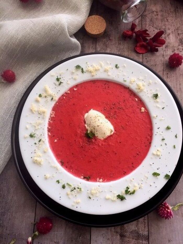 なんと鮮やか～！魅惑の赤いビーツのスープ