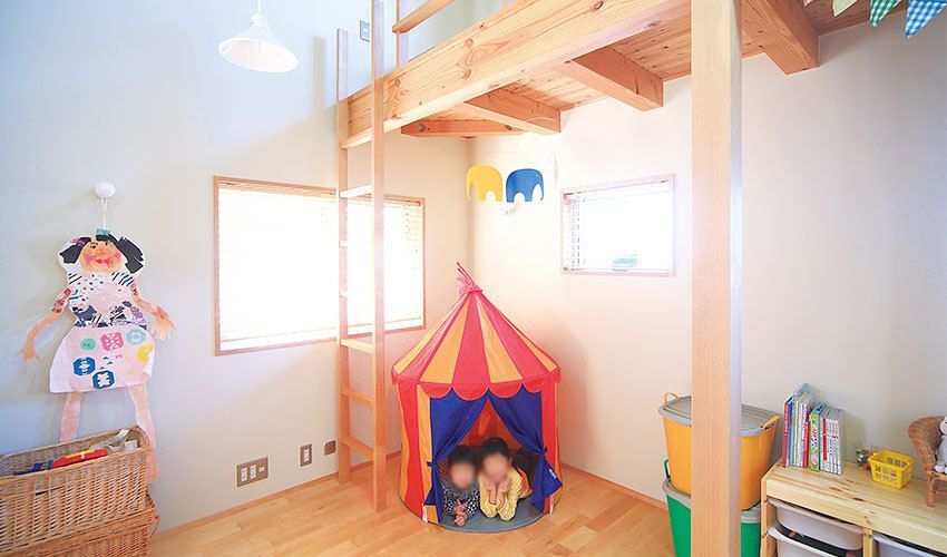 勾配天井のおかげで開放的な子ども部屋