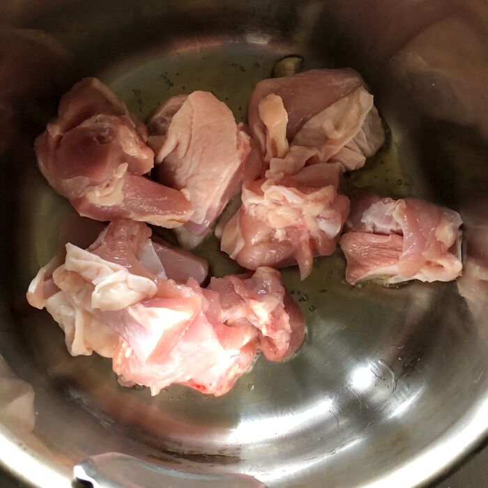 鶏肉を炒める。