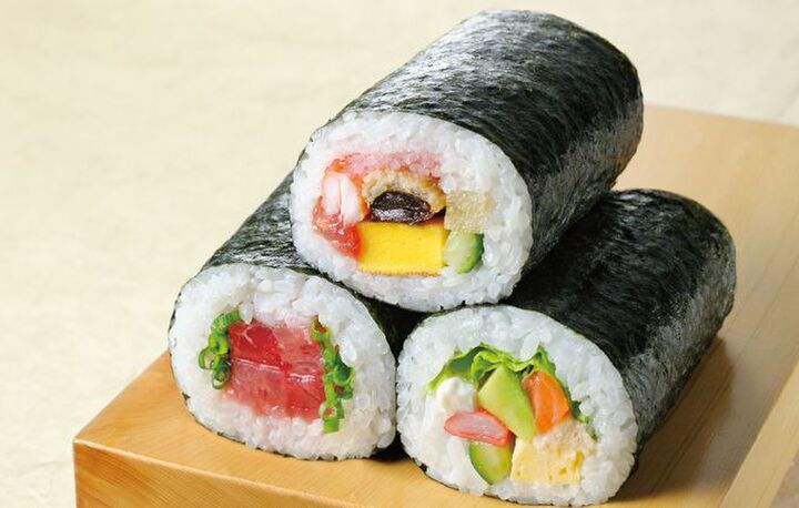 恵方巻で美味しく福を招こう♪正しい食べ方&2018年オススメ商品