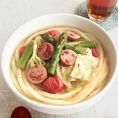 パスタ風あったかうどん「ソーセージとトマトの野菜スープうどん」