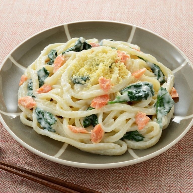 パスタ風あったかうどん ほうれん草とサーモンのクリームうどん 暮らしニスタ