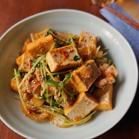 節約食材でボリューム満点おかず 厚揚げと豆苗のキムチ炒め 暮らしニスタ 節約食材でボリューム満点おかず 厚揚げと豆苗のキムチ炒め 暮らしニスタ