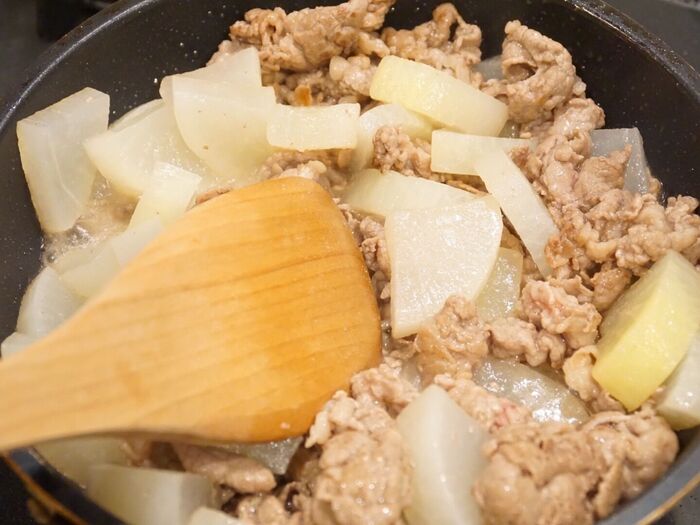 牛肉と大根を炒める。