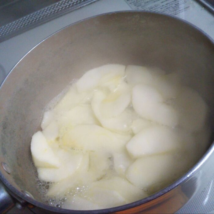 2）鍋にリンゴとサイダーを入れます