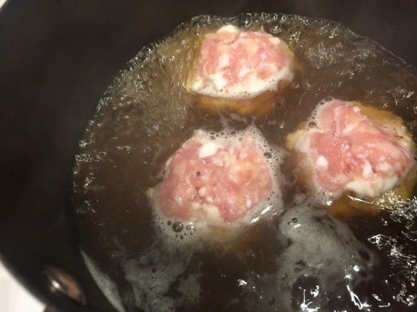 ②鶏団子に火を入れる