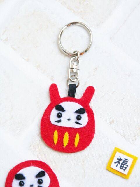 切って貼るだけ フェルトで作るダルマさんのお守り 暮らしニスタ 切って貼るだけ フェルトで作るダルマさんのお守り 暮らしニスタ