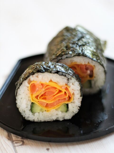 恵方巻きにも使える スモークサーモンのお花巻き寿司 暮らしニスタ