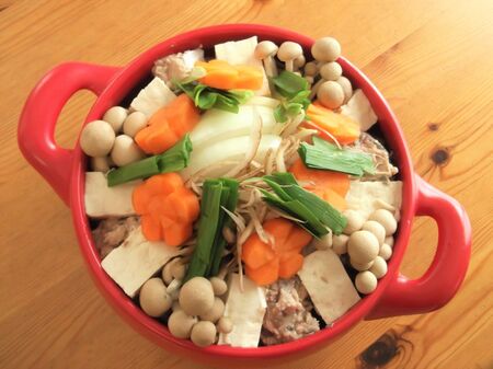 野菜が高い今も、これなら安くてボリューム満点！もやしでカサ増し！豆腐と鯖水煮缶の中華風鍋