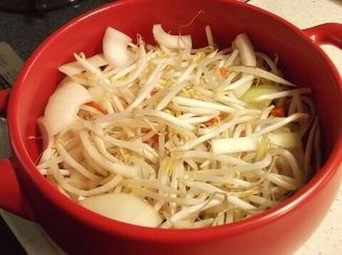 野菜が高い今も これなら安くてボリューム満点 もやしでカサ増し 豆腐と鯖水煮缶の中華風鍋 暮らしニスタ 野菜が高い今も これなら安くてボリューム満点 もやしでカサ増し 豆腐と鯖水煮缶の中華風鍋 暮らしニスタ