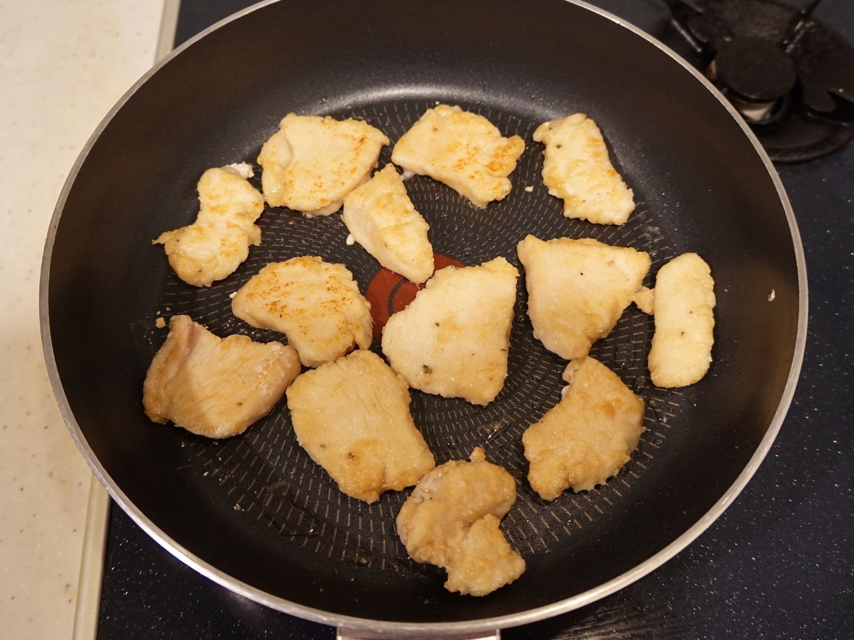 鶏むね肉を焼きます。