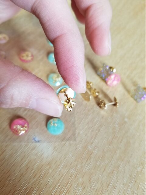 貼るだけ簡単 100均材料で誰でも作れるピアス 暮らしニスタ