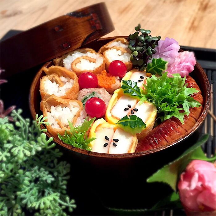 kaoriさんちのごはん お弁当シリーズ くるくる稲荷寿司弁当〜くるくる豚肉野菜巻き