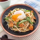 にんにくたっぷり元気飯！「ツナと水菜のガリバタしょうゆうどん」