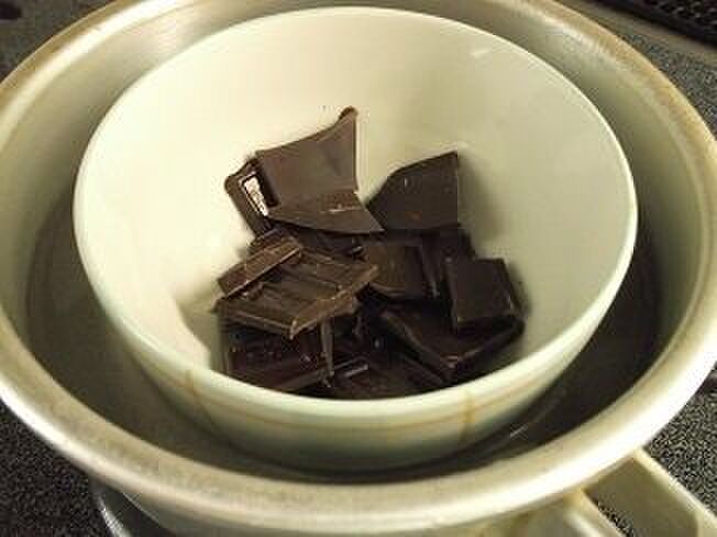 湯せんでチョコを溶かす。